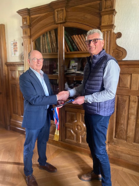 Rouxmesnil-Bouteilles rend hommage à son maire après 43 années d’engagement